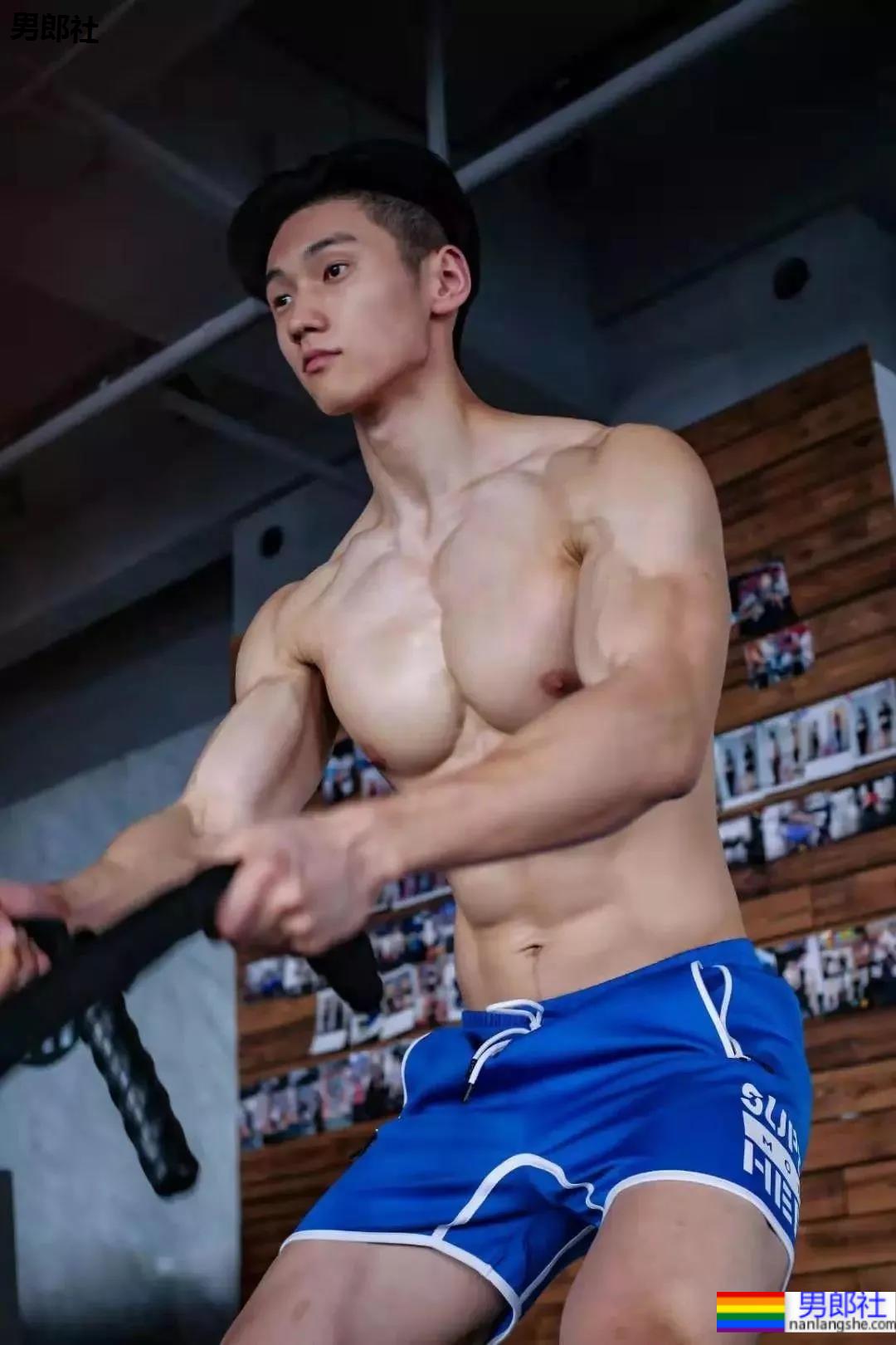 更衣室185CM寸头衬衫小哥自拍,八块腹肌腱子肉身材也太上头了! - 51虹马 更衣室185CM寸头衬衫小哥自拍,八块腹肌腱子肉身材也太上头了! - 51虹马