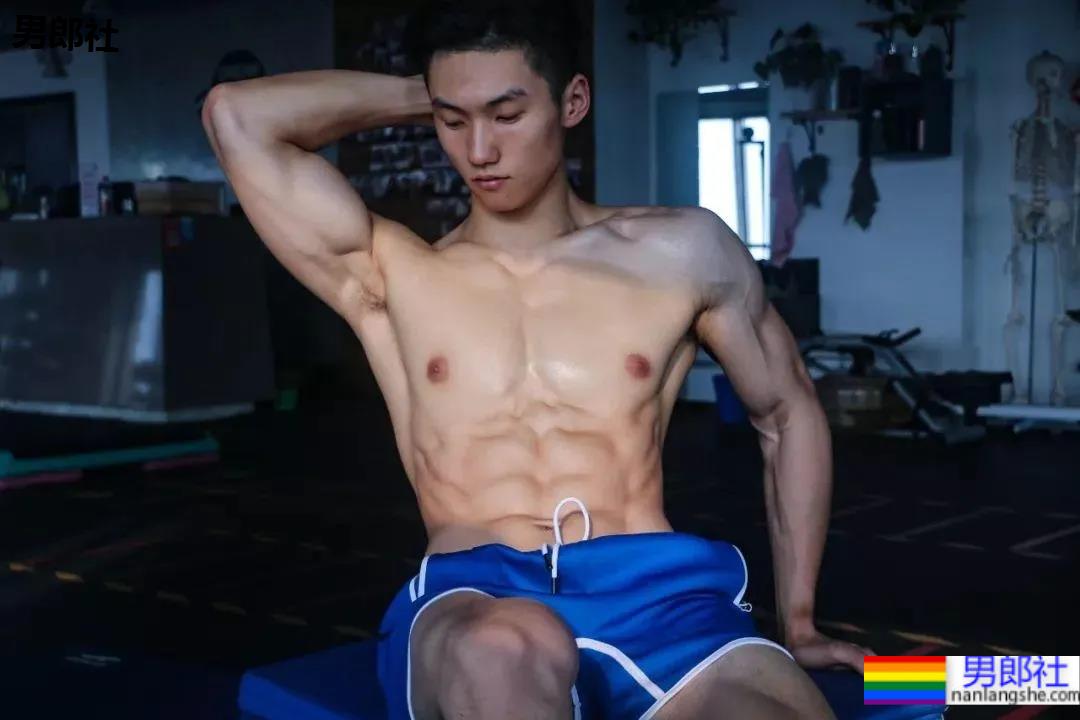 更衣室185CM寸头衬衫小哥自拍,八块腹肌腱子肉身材也太上头了! - 51虹马 更衣室185CM寸头衬衫小哥自拍,八块腹肌腱子肉身材也太上头了! - 51虹马