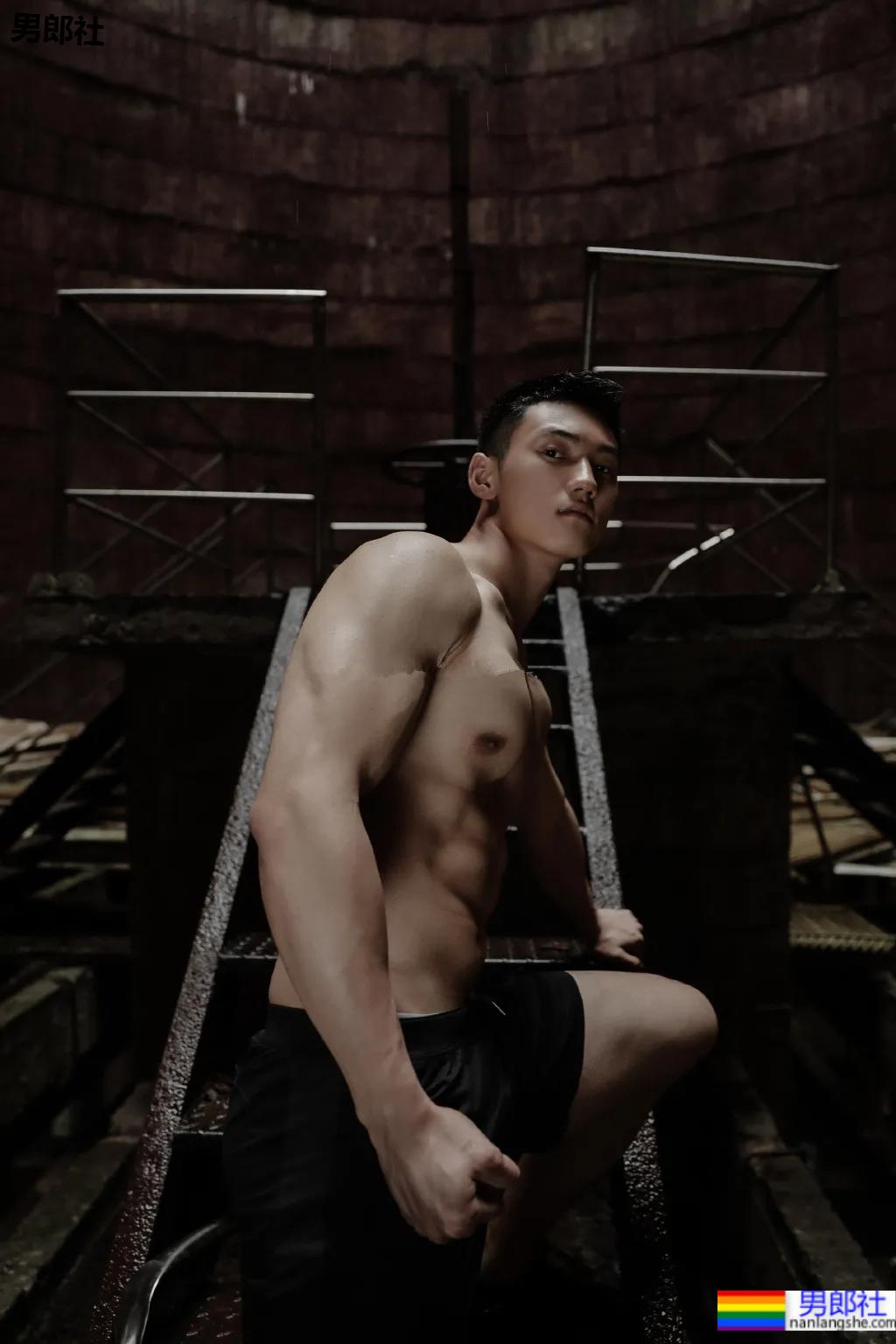 更衣室185CM寸头衬衫小哥自拍,八块腹肌腱子肉身材也太上头了! - 51虹马 更衣室185CM寸头衬衫小哥自拍,八块腹肌腱子肉身材也太上头了! - 51虹马