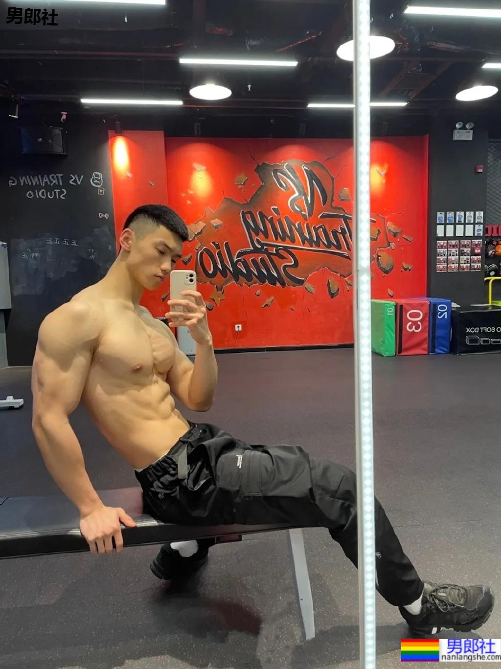 更衣室185CM寸头衬衫小哥自拍,八块腹肌腱子肉身材也太上头了! - 51虹马 更衣室185CM寸头衬衫小哥自拍,八块腹肌腱子肉身材也太上头了! - 51虹马