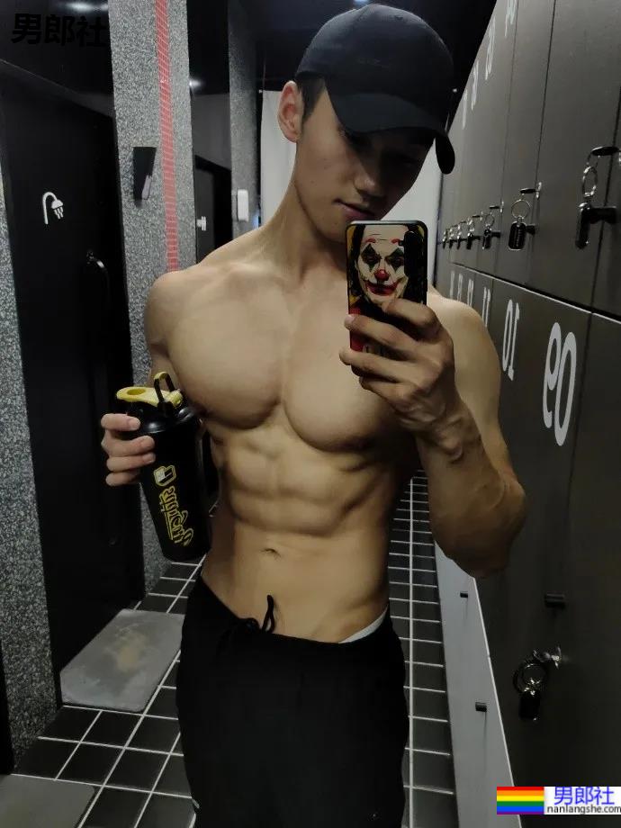 更衣室185CM寸头衬衫小哥自拍,八块腹肌腱子肉身材也太上头了! - 51虹马 更衣室185CM寸头衬衫小哥自拍,八块腹肌腱子肉身材也太上头了! - 51虹马