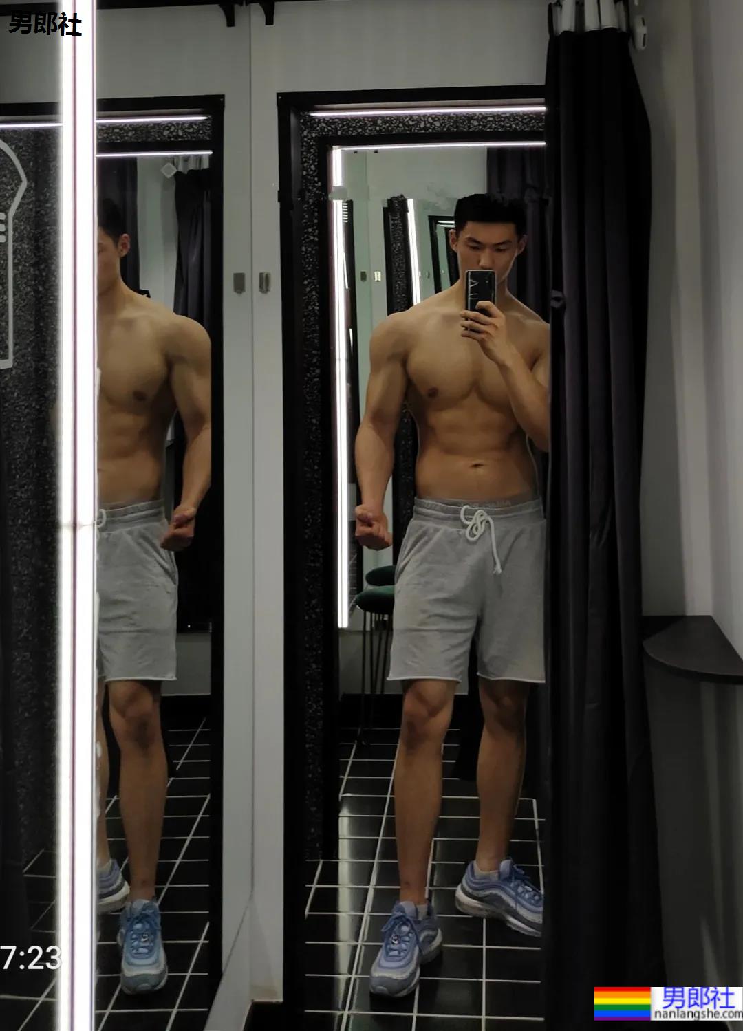 更衣室185CM寸头衬衫小哥自拍,八块腹肌腱子肉身材也太上头了! - 51虹马 更衣室185CM寸头衬衫小哥自拍,八块腹肌腱子肉身材也太上头了! - 51虹马