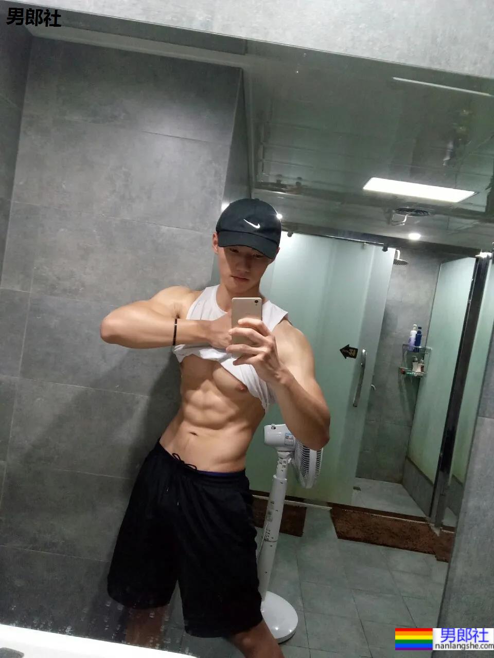 更衣室185CM寸头衬衫小哥自拍,八块腹肌腱子肉身材也太上头了! - 51虹马 更衣室185CM寸头衬衫小哥自拍,八块腹肌腱子肉身材也太上头了! - 51虹马