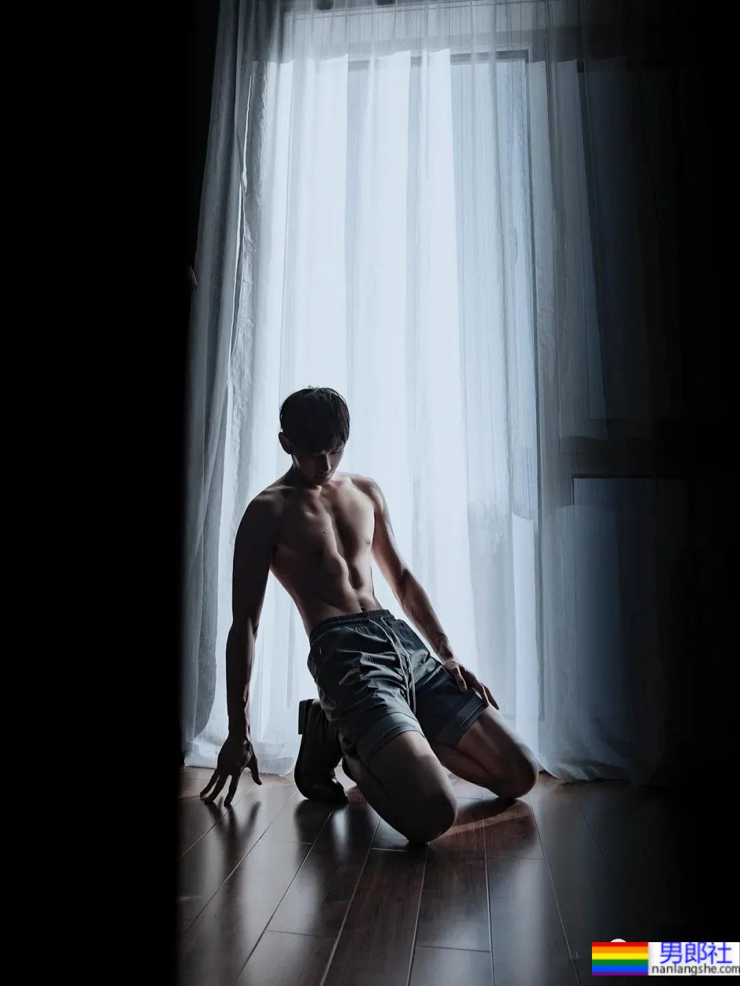 长腿腹肌小哥拍冰球服写真，这也太好看了吧！-51虹马