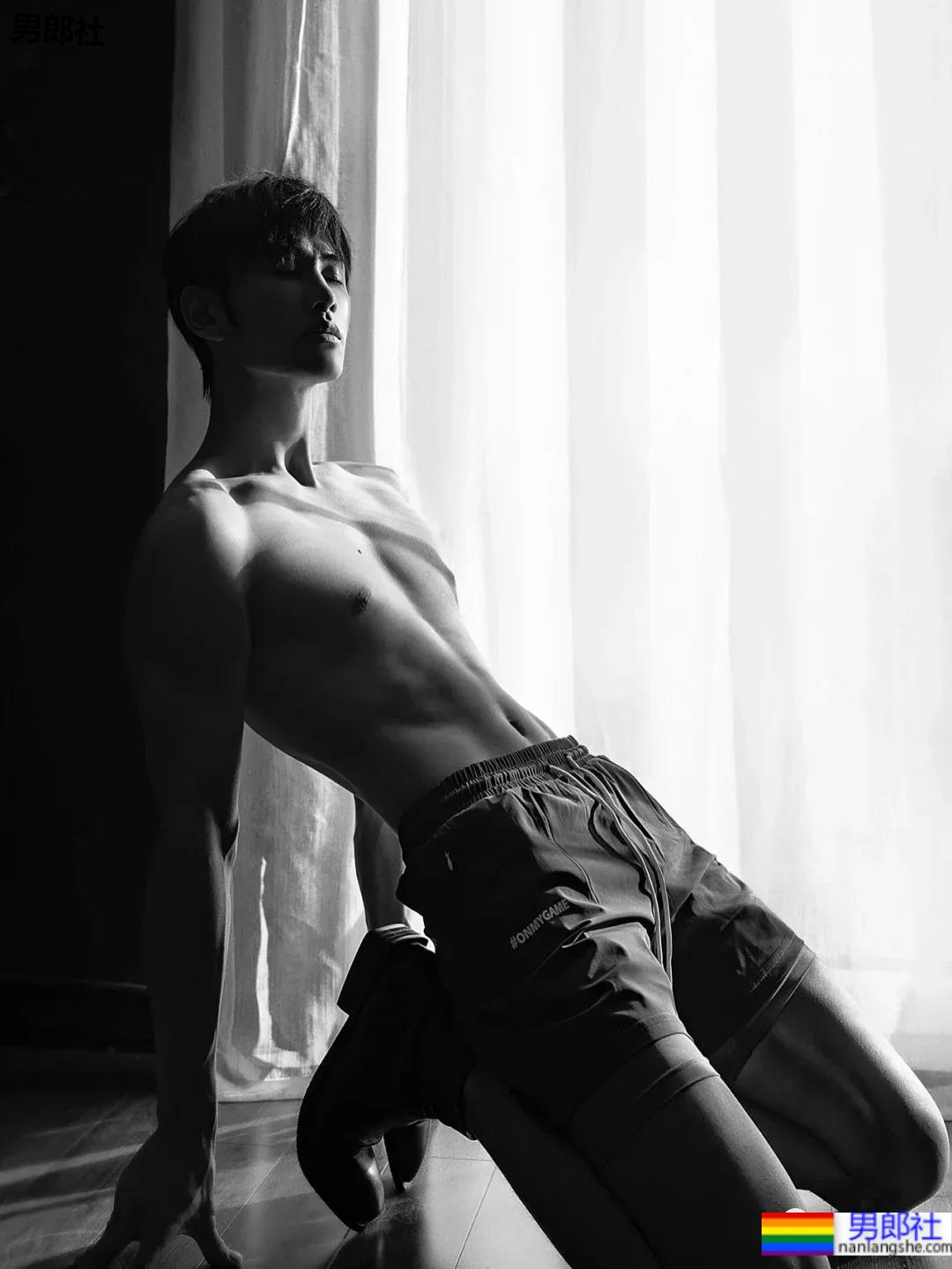 长腿腹肌小哥拍冰球服写真，这也太好看了吧！ - 51虹马