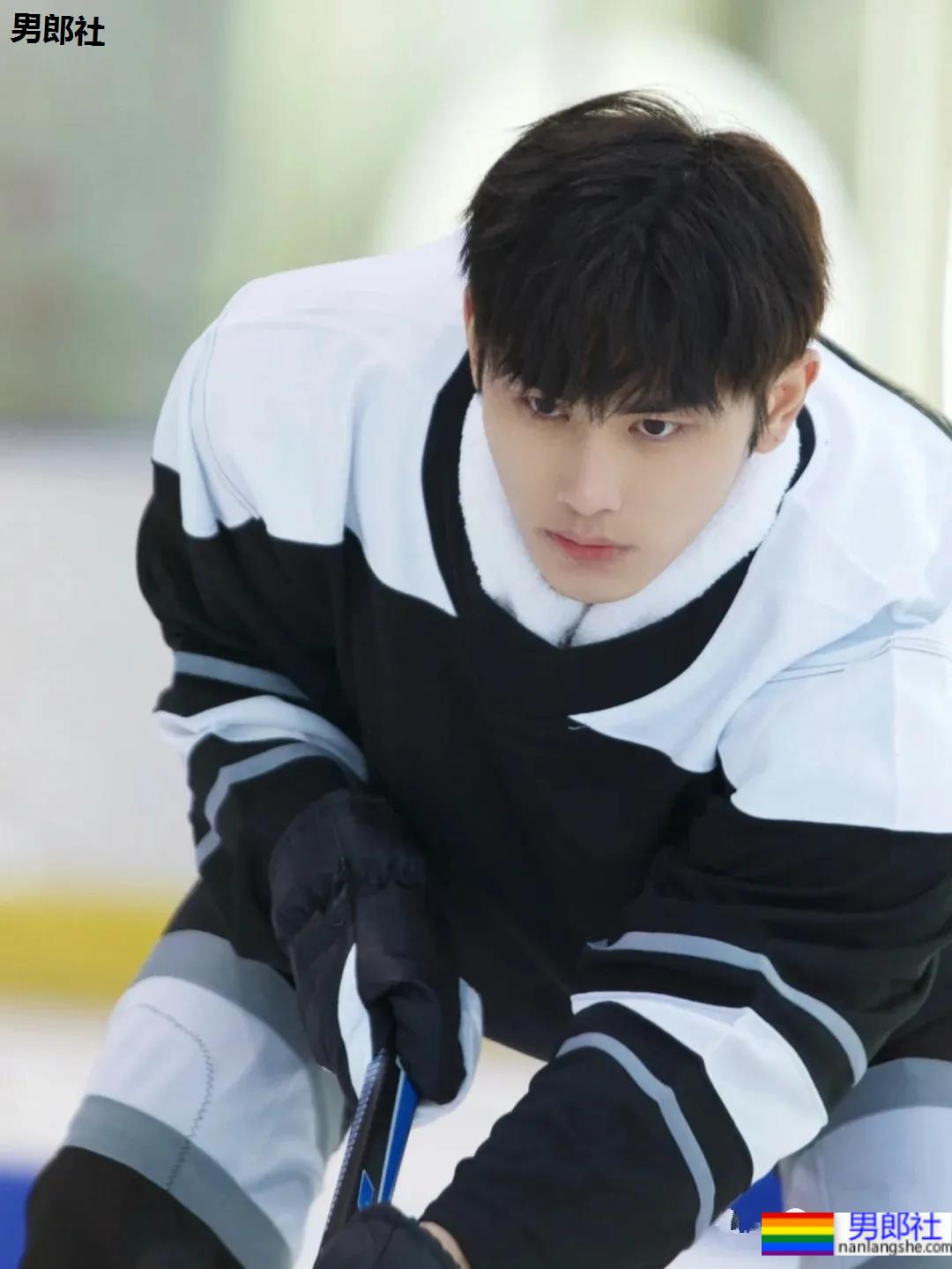 长腿腹肌小哥拍冰球服写真，这也太好看了吧！ - 51虹马