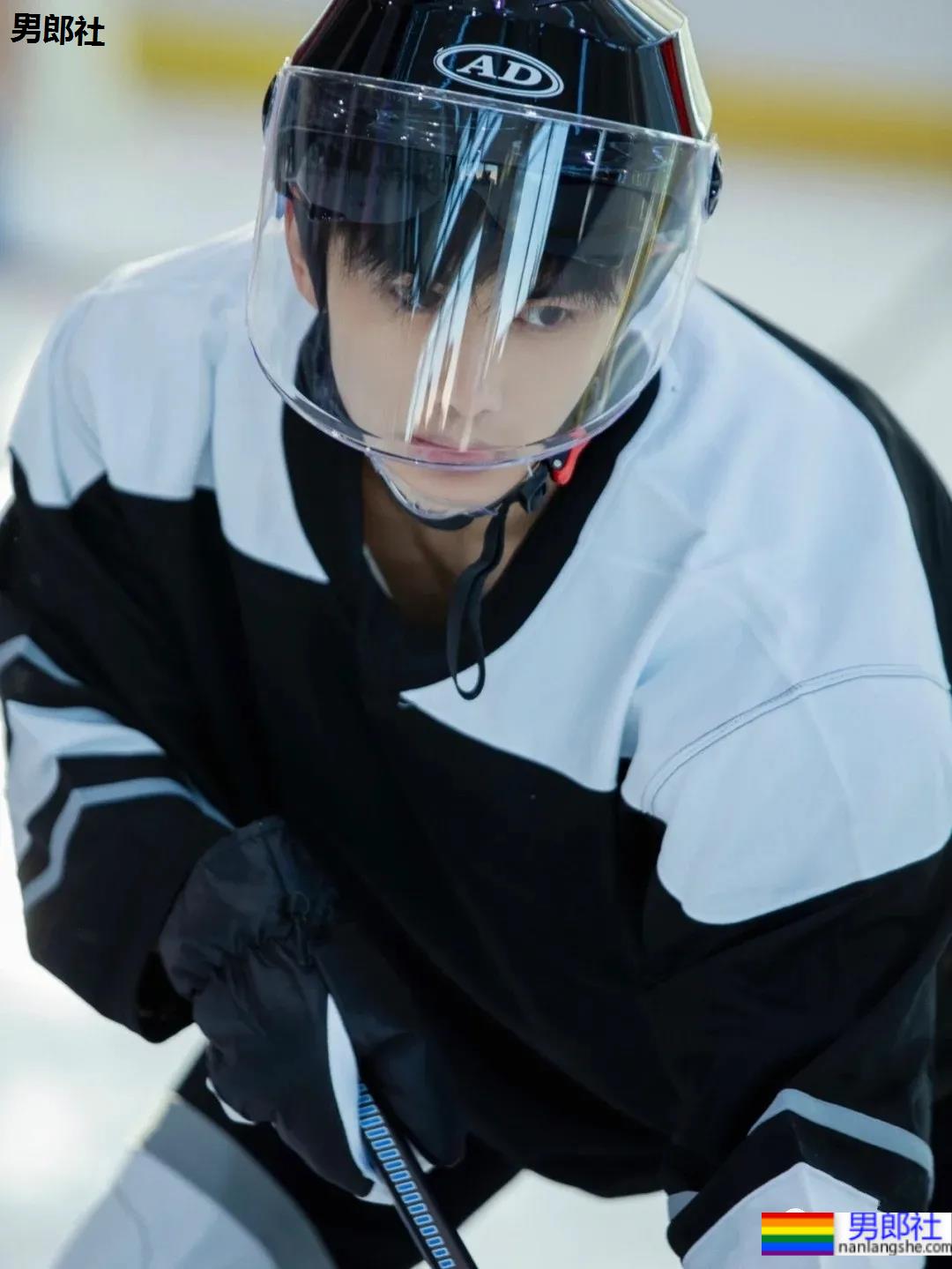 长腿腹肌小哥拍冰球服写真，这也太好看了吧！ - 51虹马