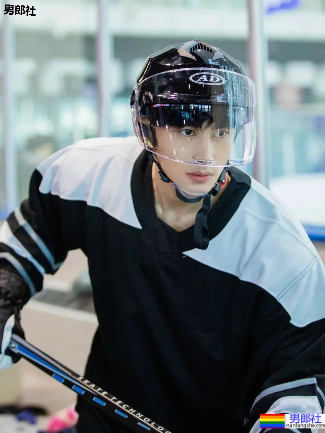 长腿腹肌小哥拍冰球服写真，这也太好看了吧！ - 51虹马