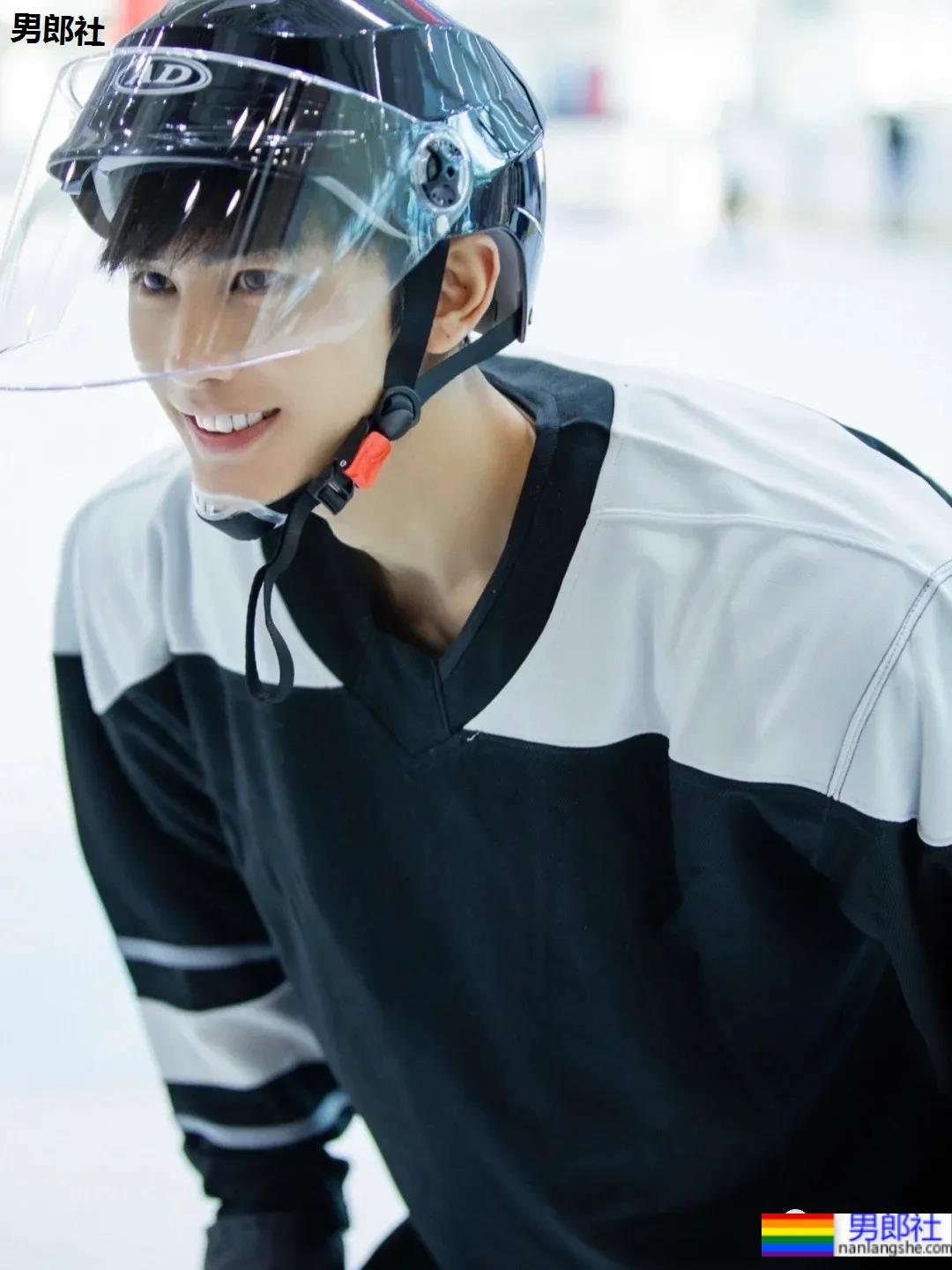 长腿腹肌小哥拍冰球服写真，这也太好看了吧！ - 51虹马