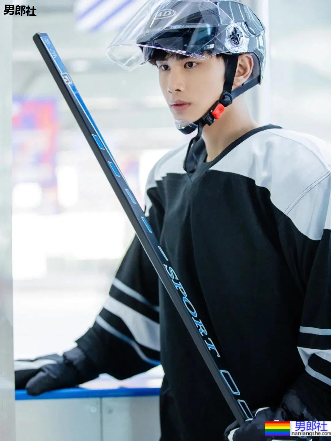 长腿腹肌小哥拍冰球服写真，这也太好看了吧！ - 51虹马