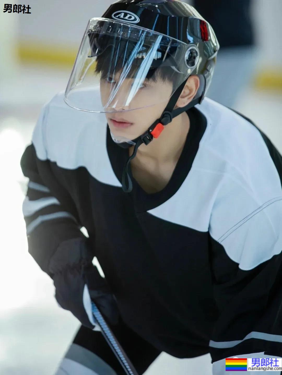 长腿腹肌小哥拍冰球服写真，这也太好看了吧！ - 51虹马