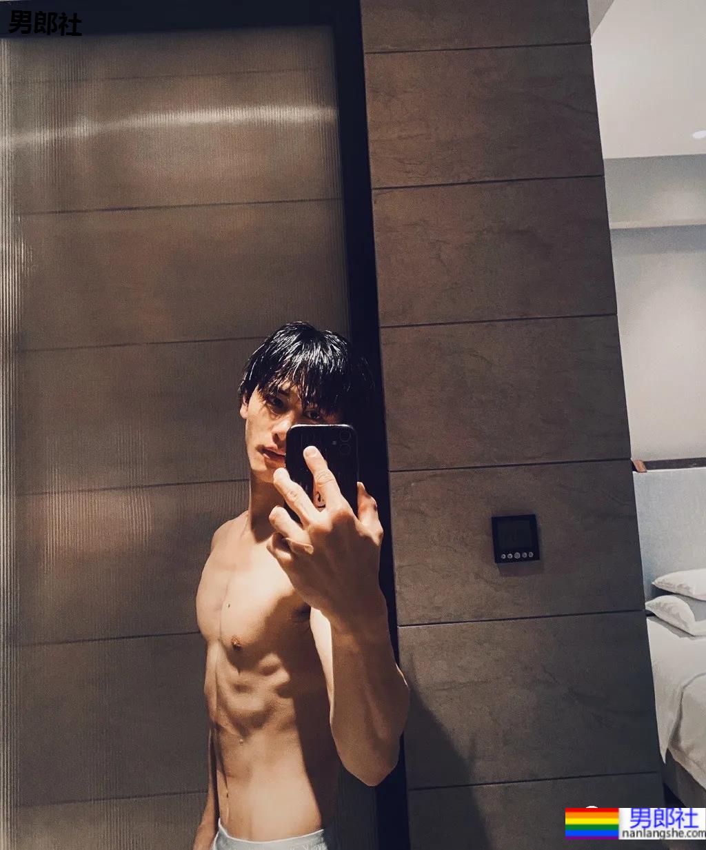 长腿腹肌小哥拍冰球服写真，这也太好看了吧！ - 51虹马