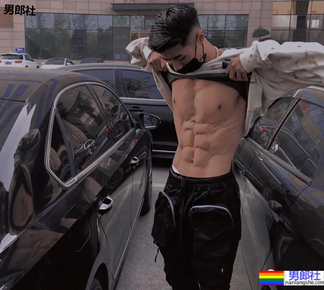 短发腱子肉健身私教，英气十足的干练小爷们是你的菜吗？ - 51虹马