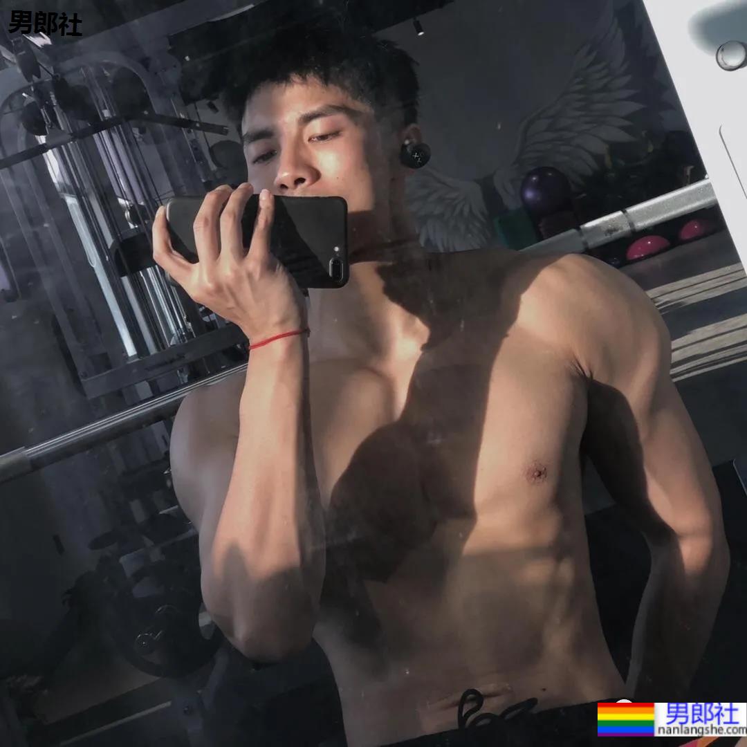 短发腱子肉健身私教，英气十足的干练小爷们是你的菜吗？ - 51虹马