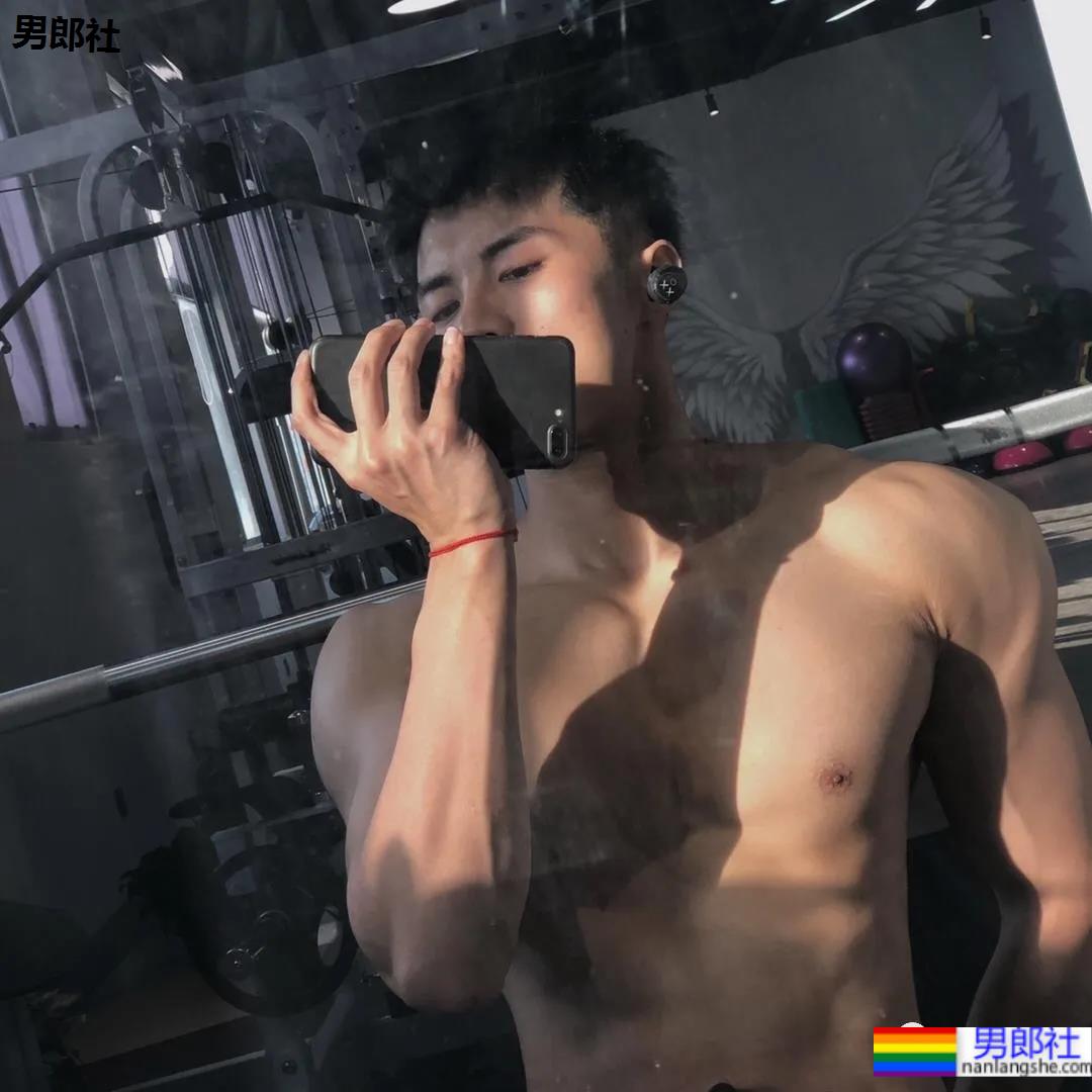 短发腱子肉健身私教，英气十足的干练小爷们是你的菜吗？ - 51虹马