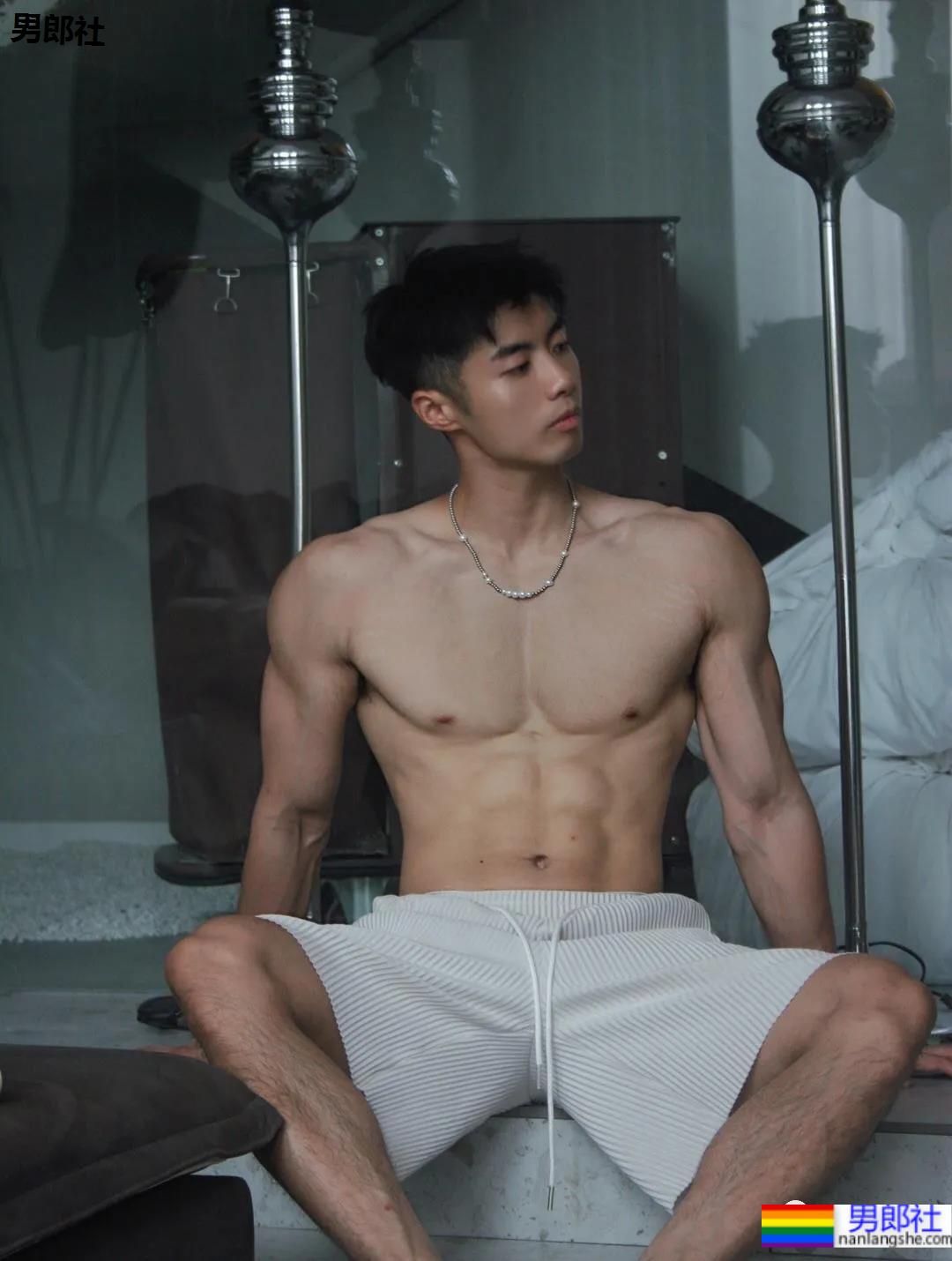 短发腱子肉健身私教，英气十足的干练小爷们是你的菜吗？ - 51虹马