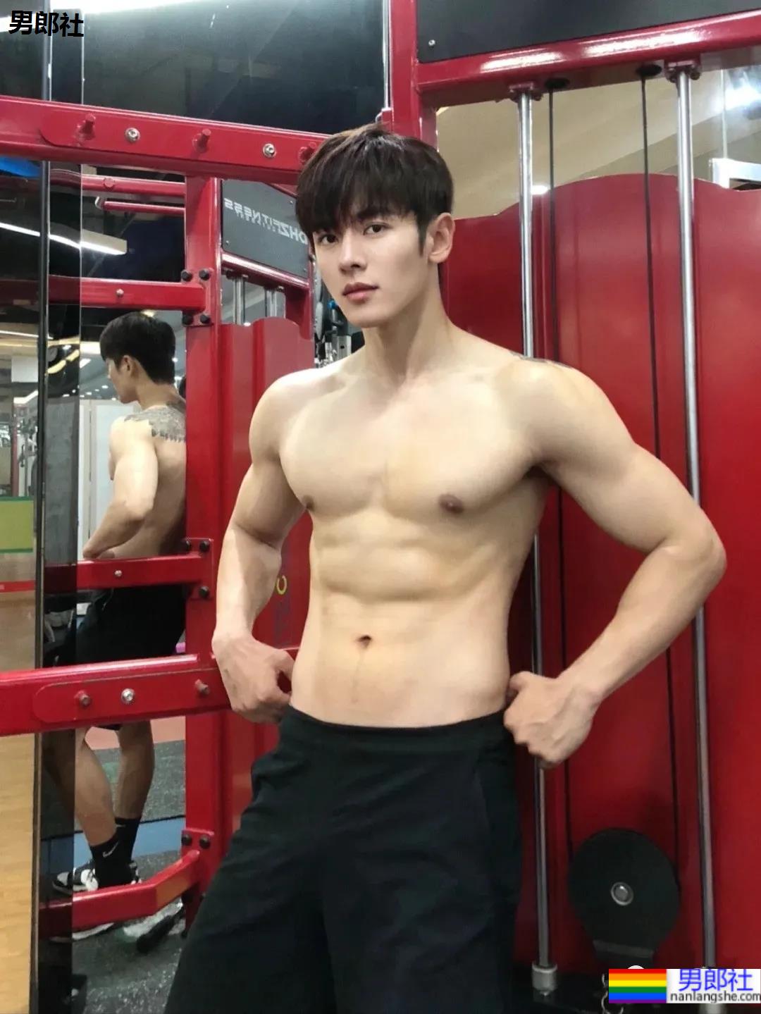 超帅正装肌肉小哥，这颜值这身材真让人挪不开眼!-51虹马