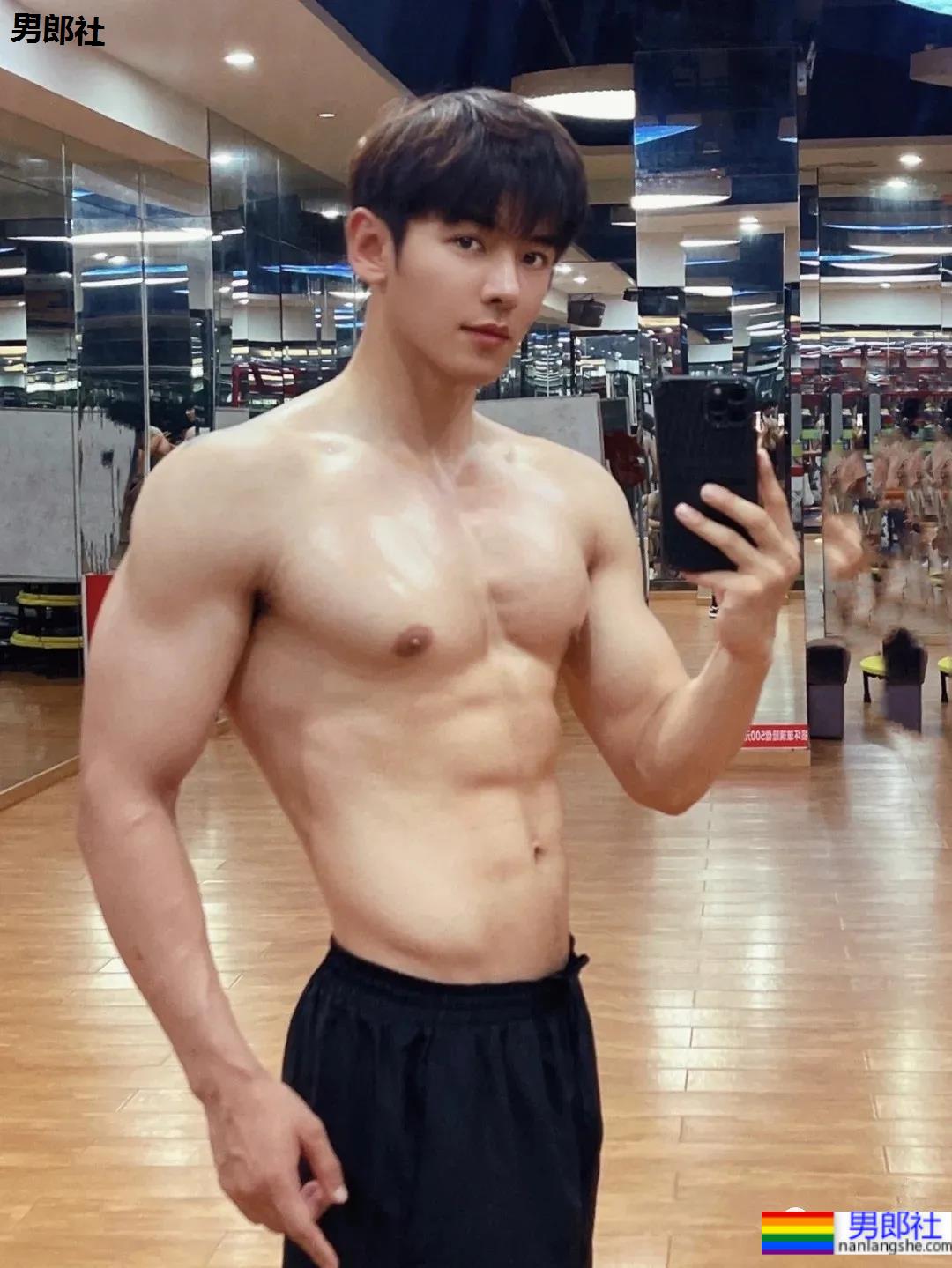 超帅正装肌肉小哥，这颜值这身材真让人挪不开眼! - 51虹马