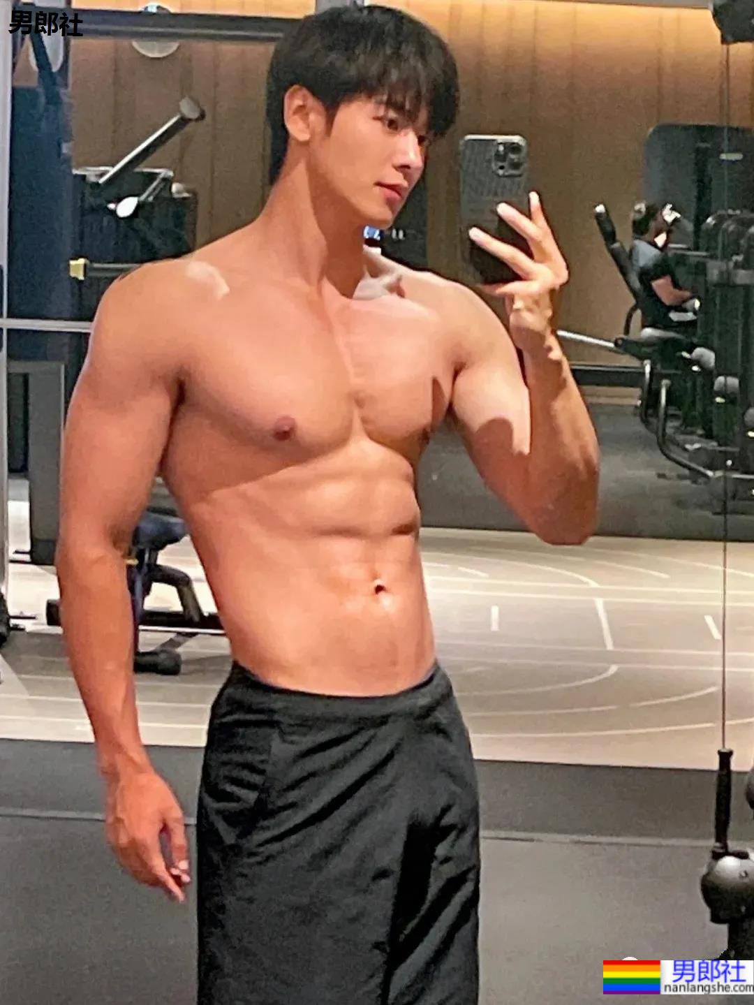 超帅正装肌肉小哥，这颜值这身材真让人挪不开眼! - 51虹马