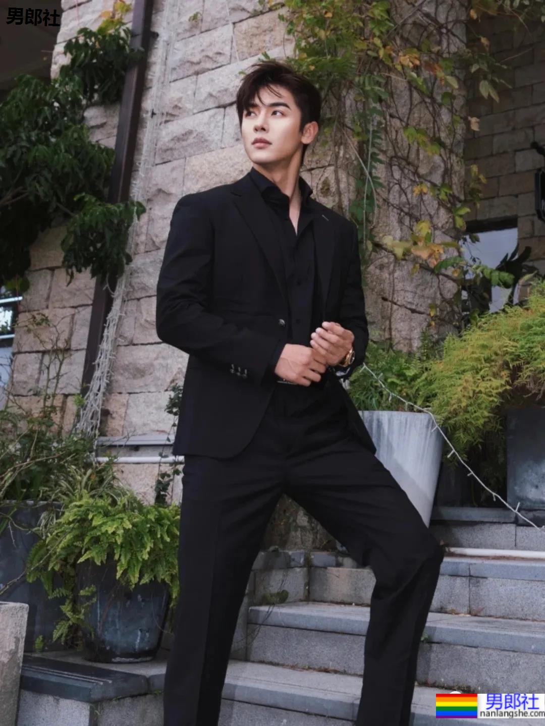 超帅正装肌肉小哥，这颜值这身材真让人挪不开眼! - 51虹马