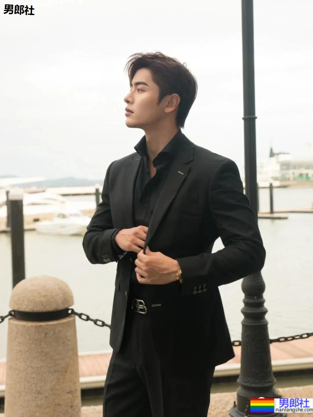 超帅正装肌肉小哥，这颜值这身材真让人挪不开眼! - 51虹马