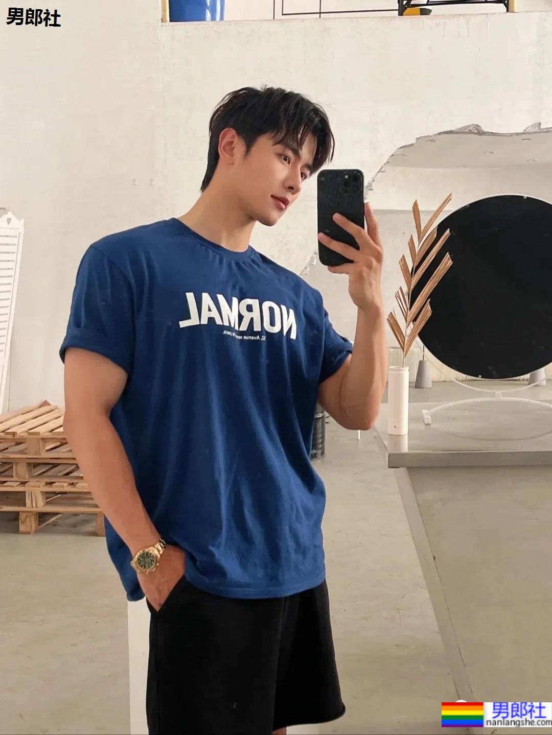 超帅正装肌肉小哥，这颜值这身材真让人挪不开眼! - 51虹马