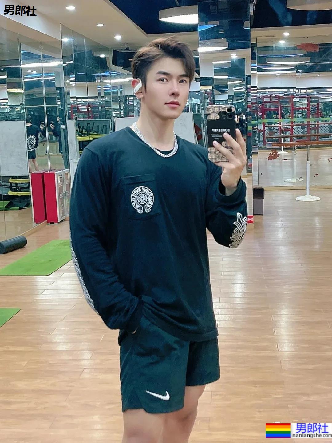 超帅正装肌肉小哥，这颜值这身材真让人挪不开眼! - 51虹马