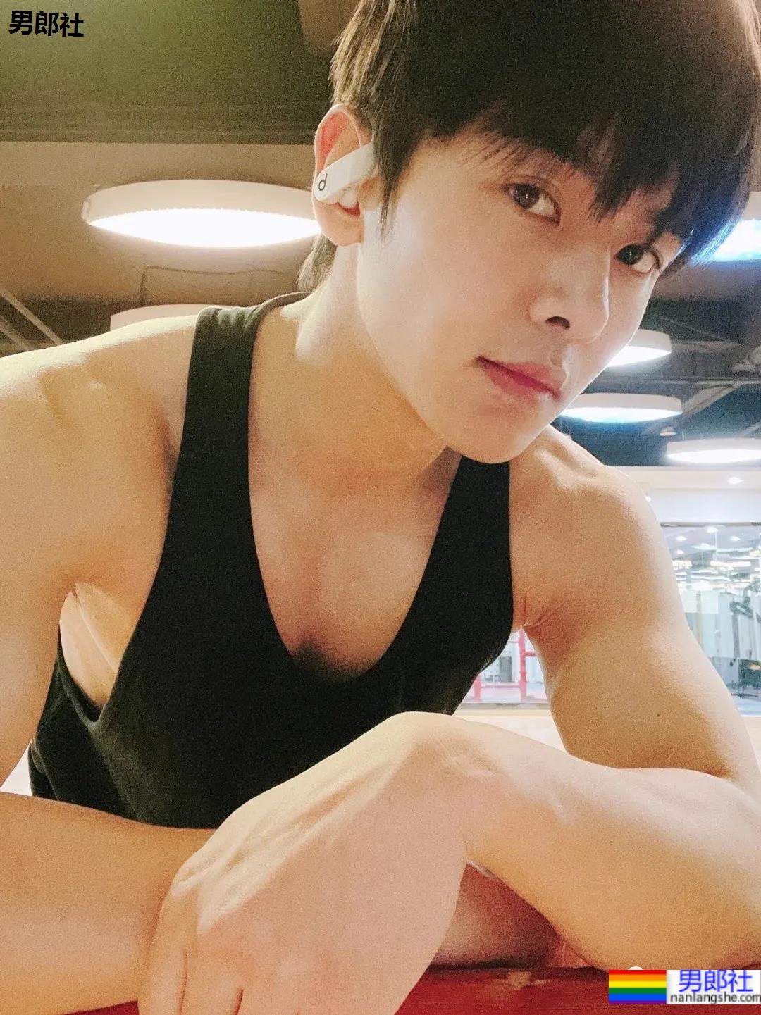 超帅正装肌肉小哥，这颜值这身材真让人挪不开眼! - 51虹马