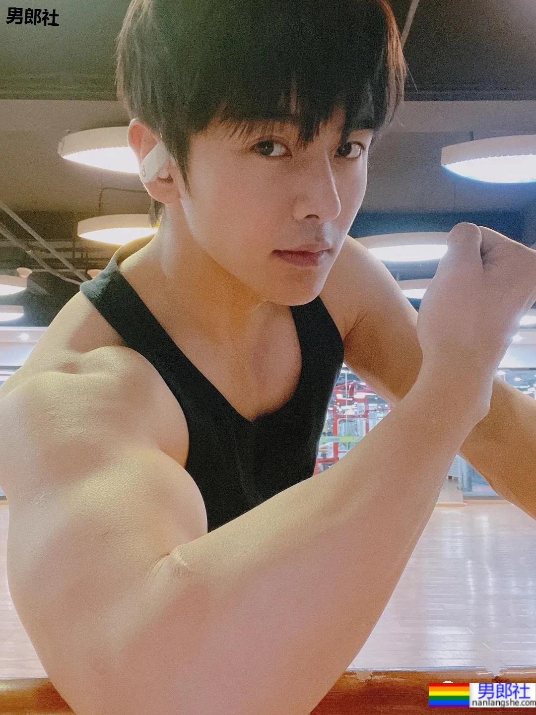 超帅正装肌肉小哥，这颜值这身材真让人挪不开眼! - 51虹马