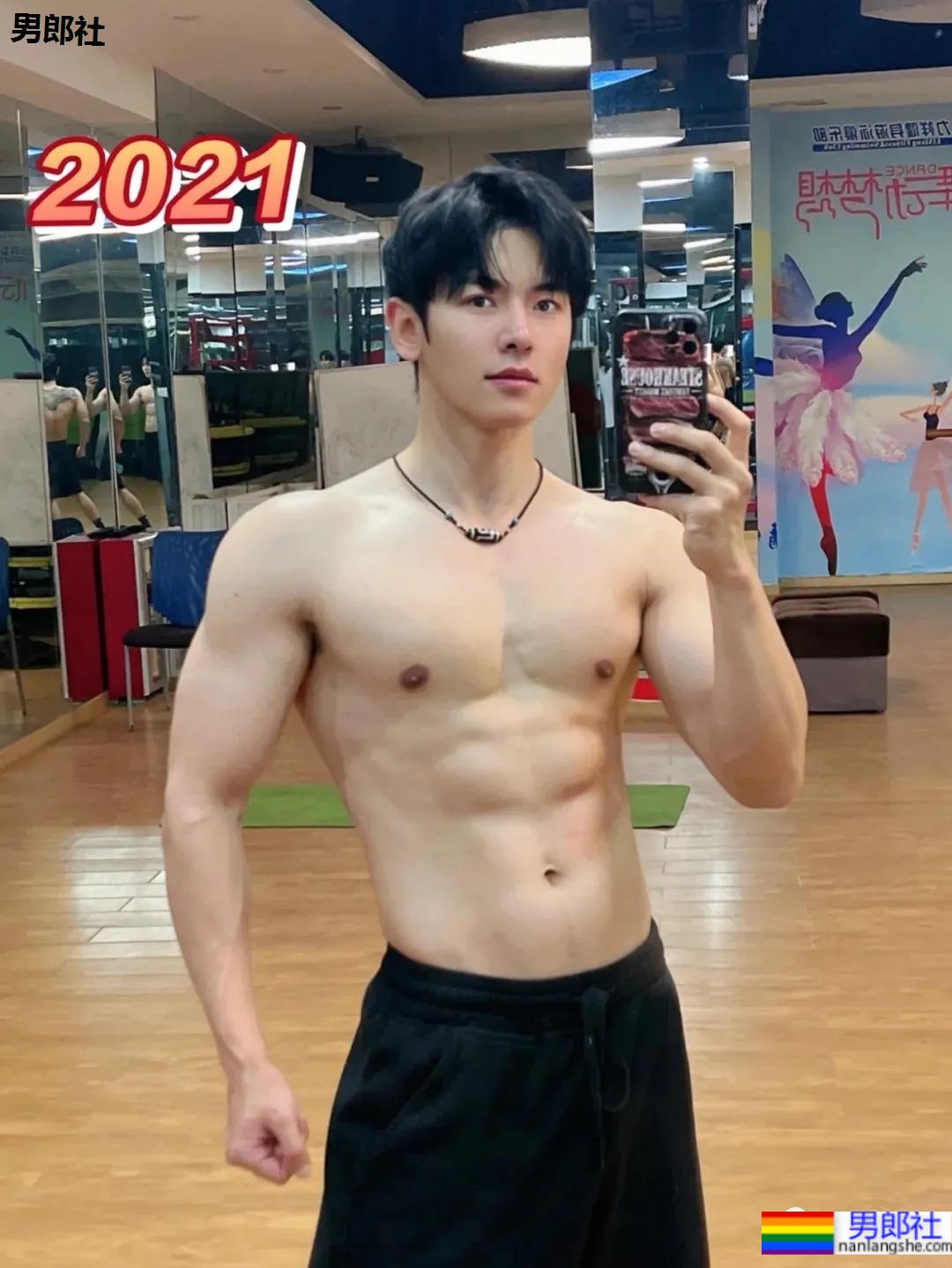 超帅正装肌肉小哥，这颜值这身材真让人挪不开眼! - 51虹马