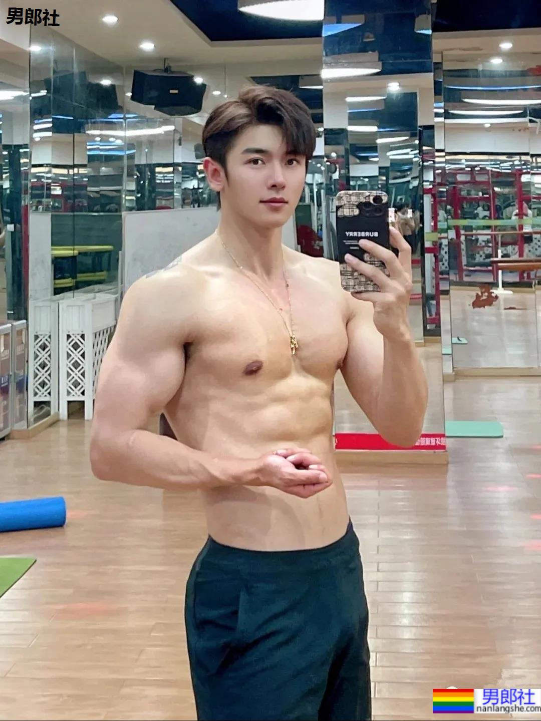 超帅正装肌肉小哥，这颜值这身材真让人挪不开眼! - 51虹马