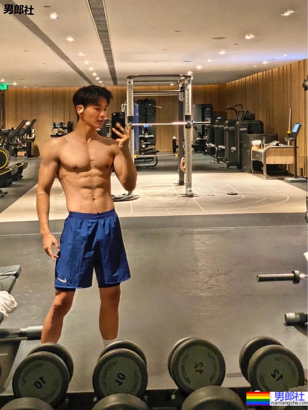 超帅正装肌肉小哥，这颜值这身材真让人挪不开眼! - 51虹马