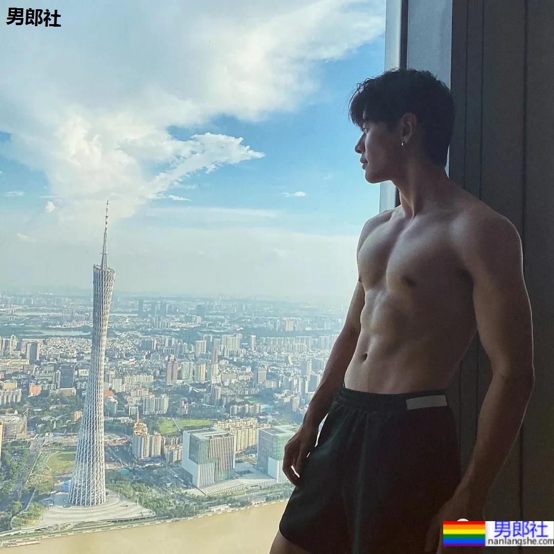 超帅正装肌肉小哥，这颜值这身材真让人挪不开眼! - 51虹马