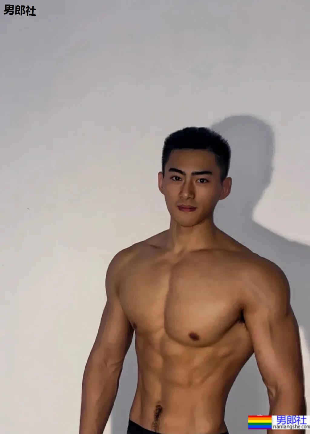 短发八块腹肌健身小哥,这样的健身教练我要!-51虹马