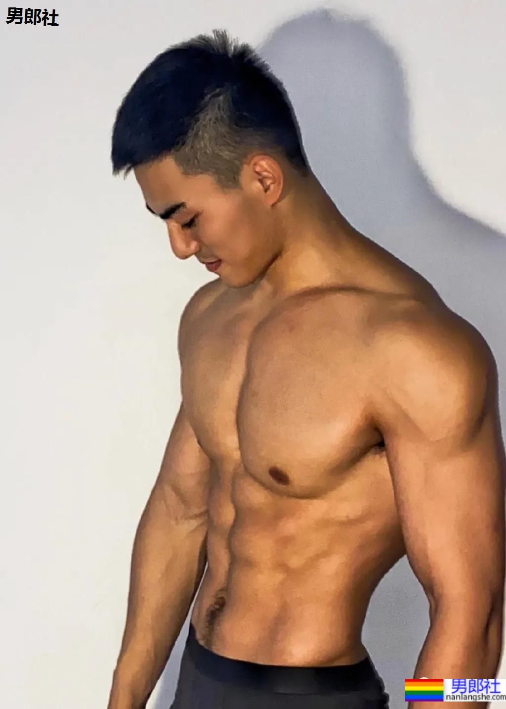 短发八块腹肌健身小哥,这样的健身教练我要! - 51虹马 短发八块腹肌健身小哥,这样的健身教练我要! - 51虹马