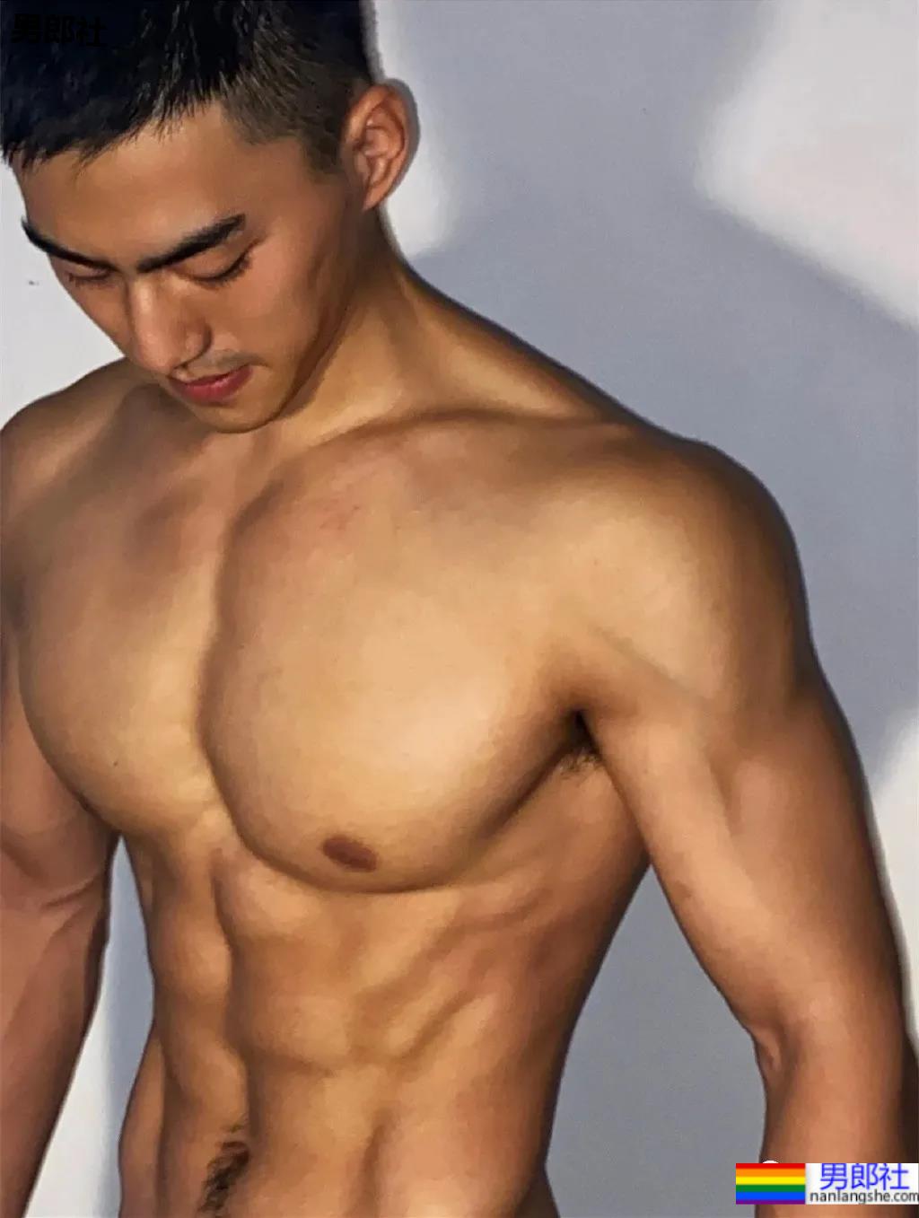 短发八块腹肌健身小哥,这样的健身教练我要! - 51虹马 短发八块腹肌健身小哥,这样的健身教练我要! - 51虹马