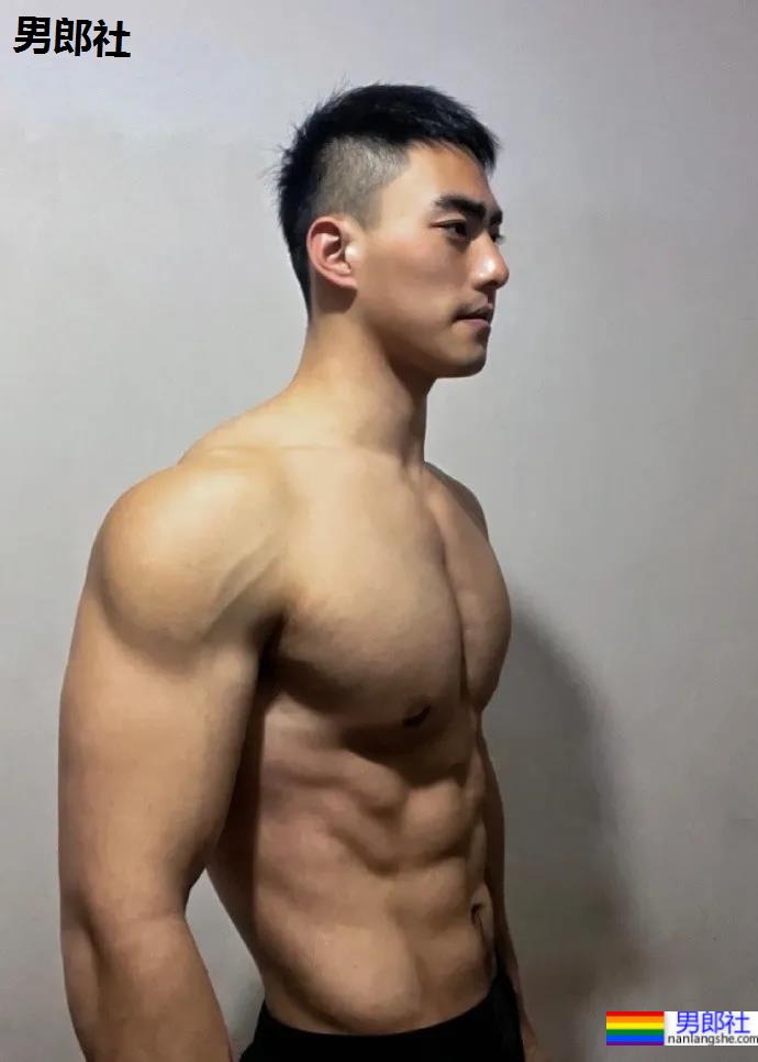 短发八块腹肌健身小哥,这样的健身教练我要! - 51虹马 短发八块腹肌健身小哥,这样的健身教练我要! - 51虹马