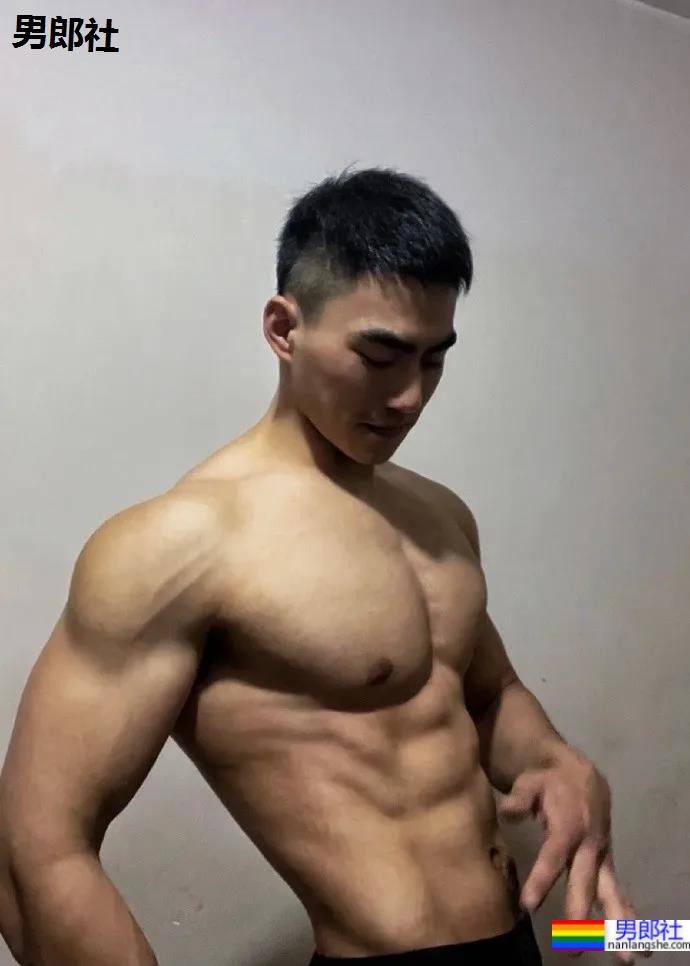 短发八块腹肌健身小哥,这样的健身教练我要! - 51虹马 短发八块腹肌健身小哥,这样的健身教练我要! - 51虹马