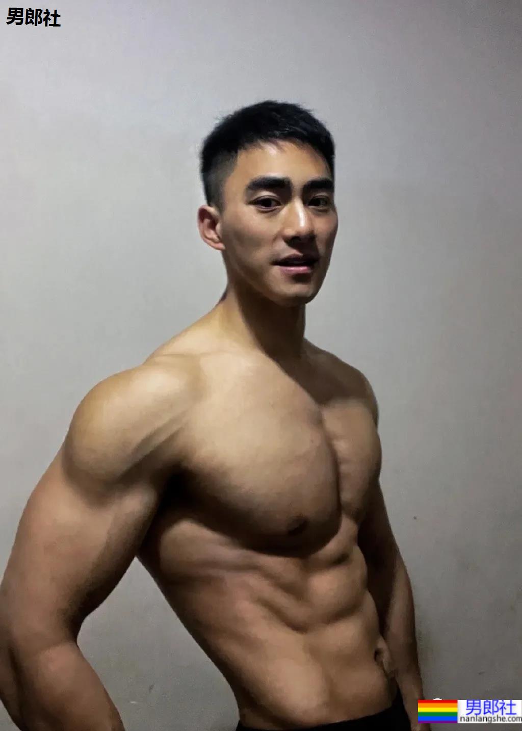 短发八块腹肌健身小哥,这样的健身教练我要! - 51虹马 短发八块腹肌健身小哥,这样的健身教练我要! - 51虹马