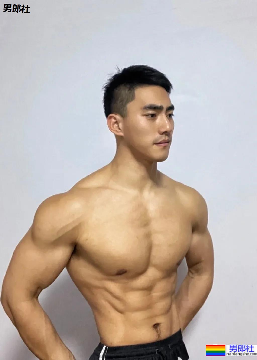 短发八块腹肌健身小哥,这样的健身教练我要! - 51虹马 短发八块腹肌健身小哥,这样的健身教练我要! - 51虹马