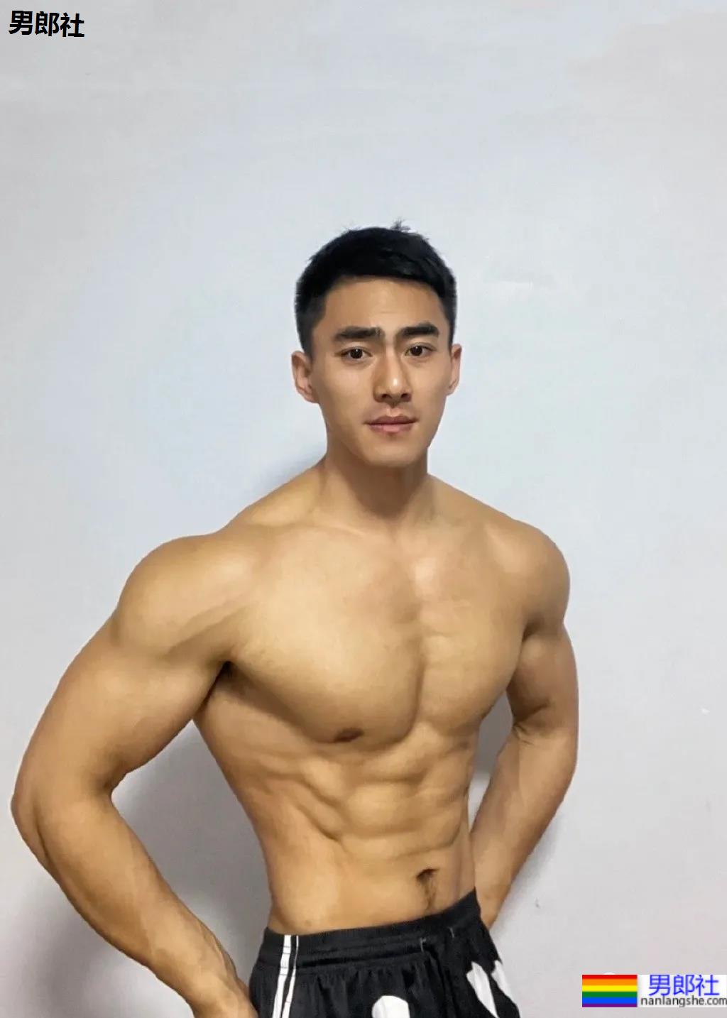 短发八块腹肌健身小哥,这样的健身教练我要! - 51虹马 短发八块腹肌健身小哥,这样的健身教练我要! - 51虹马