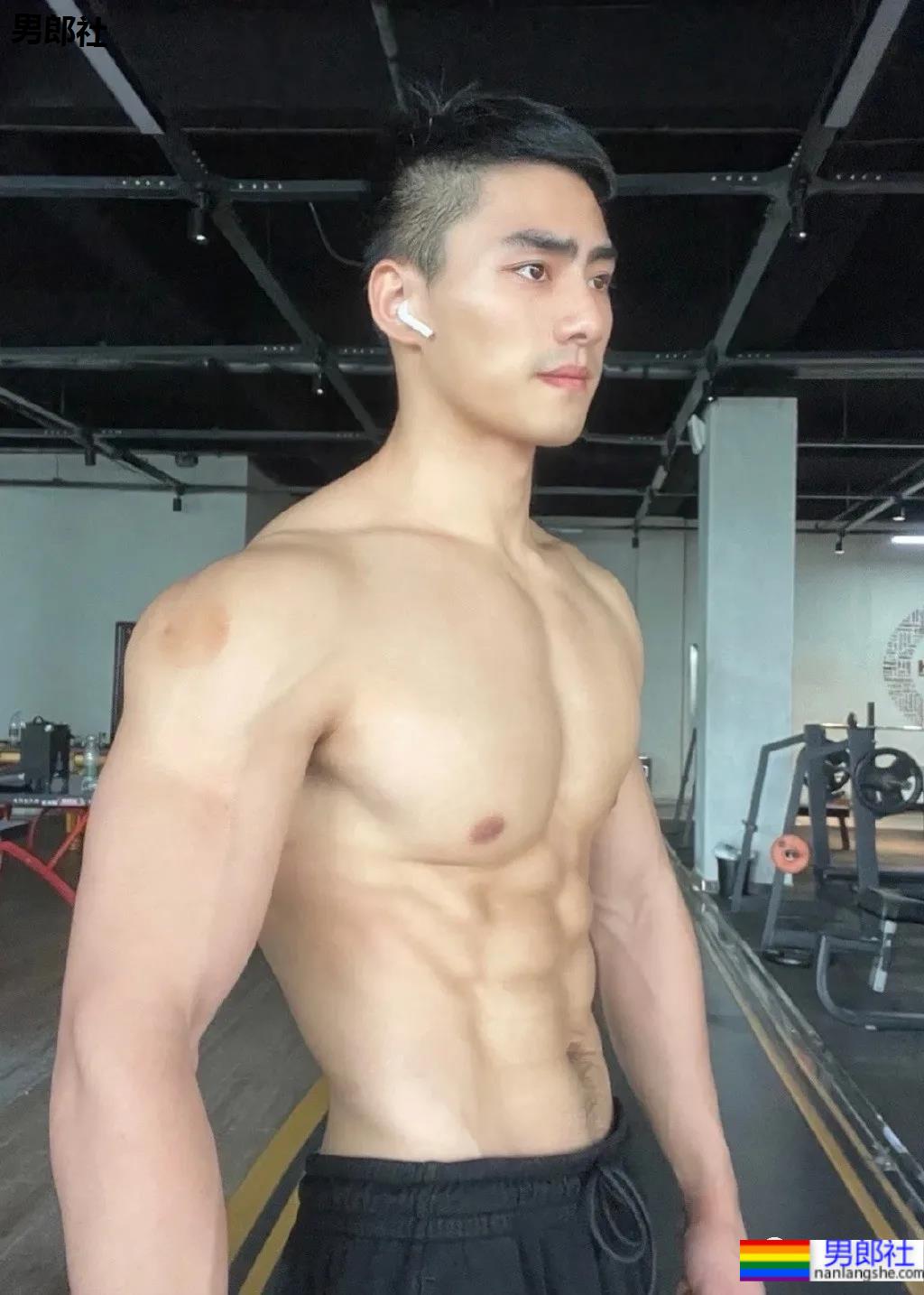 短发八块腹肌健身小哥,这样的健身教练我要! - 51虹马 短发八块腹肌健身小哥,这样的健身教练我要! - 51虹马