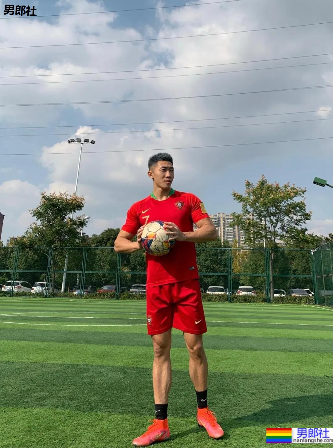 寸头腱子肉足球壮男，这个痞帅小爷们也太野了！-51虹马