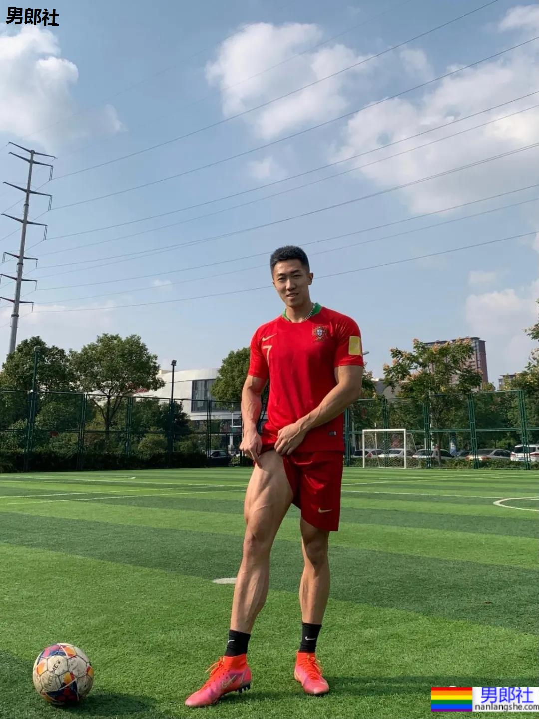 寸头腱子肉足球壮男,这个痞帅小爷们也太野了! - 51虹马 寸头腱子肉足球壮男,这个痞帅小爷们也太野了! - 51虹马