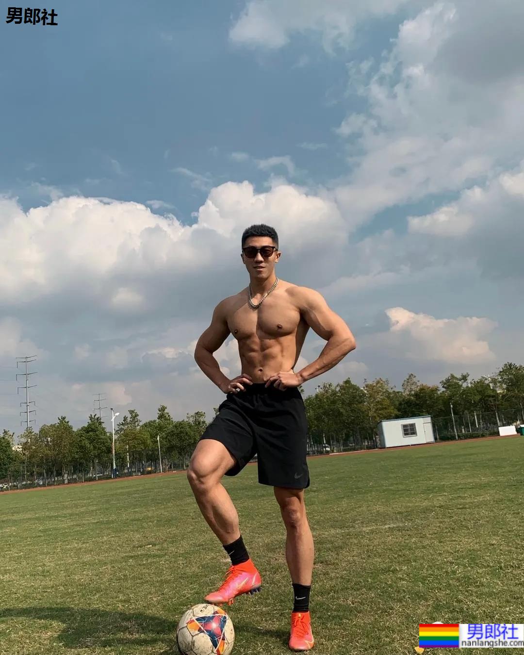 寸头腱子肉足球壮男,这个痞帅小爷们也太野了! - 51虹马 寸头腱子肉足球壮男,这个痞帅小爷们也太野了! - 51虹马