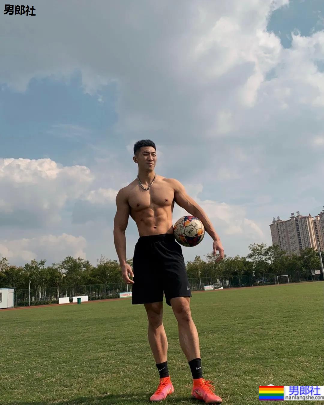 寸头腱子肉足球壮男,这个痞帅小爷们也太野了! - 51虹马 寸头腱子肉足球壮男,这个痞帅小爷们也太野了! - 51虹马