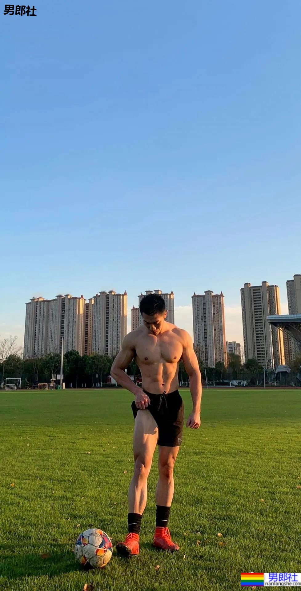 寸头腱子肉足球壮男,这个痞帅小爷们也太野了! - 51虹马 寸头腱子肉足球壮男,这个痞帅小爷们也太野了! - 51虹马