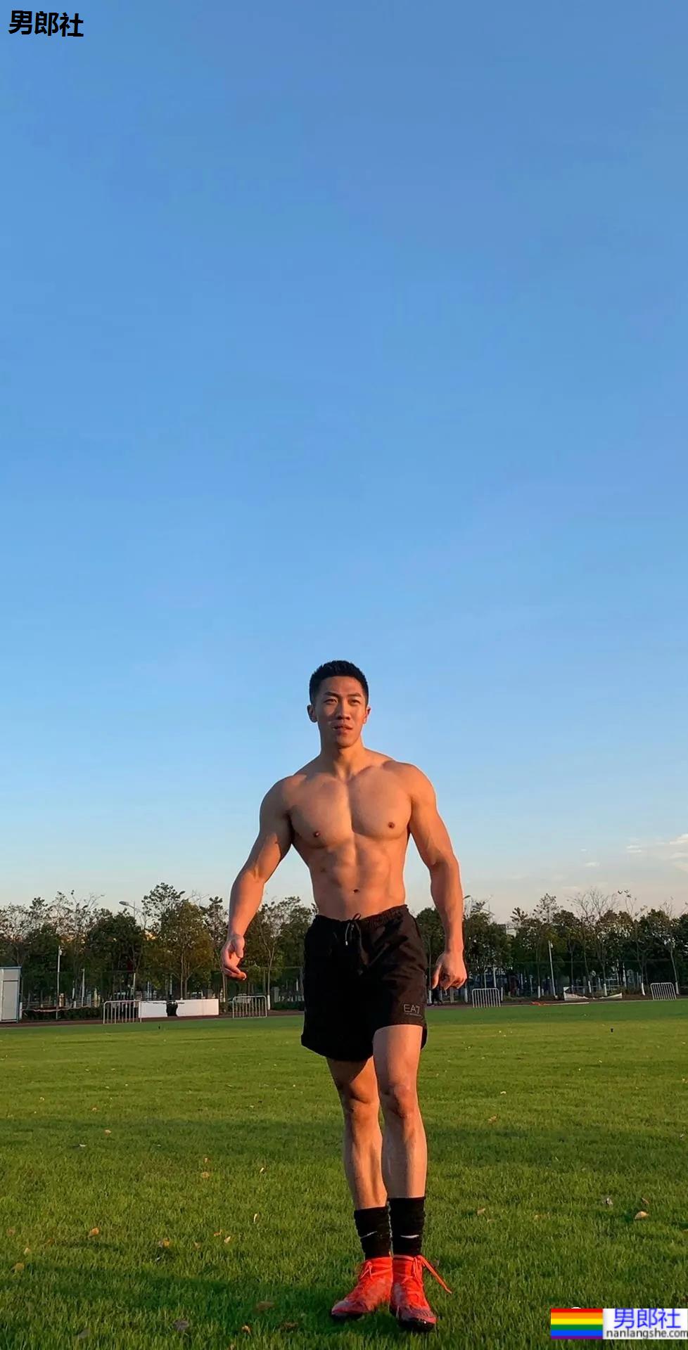 寸头腱子肉足球壮男,这个痞帅小爷们也太野了! - 51虹马 寸头腱子肉足球壮男,这个痞帅小爷们也太野了! - 51虹马