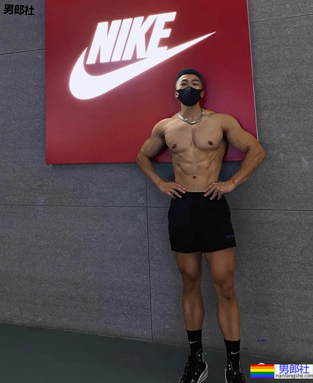 寸头腱子肉足球壮男,这个痞帅小爷们也太野了! - 51虹马 寸头腱子肉足球壮男,这个痞帅小爷们也太野了! - 51虹马