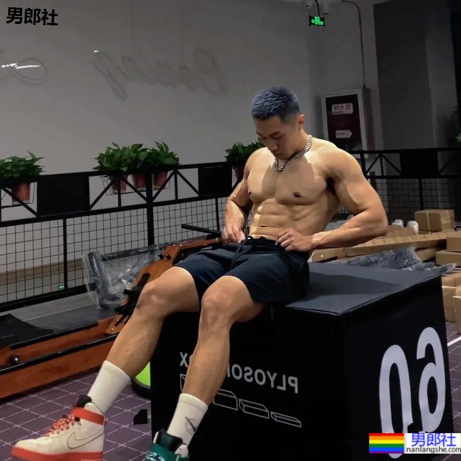 寸头腱子肉足球壮男,这个痞帅小爷们也太野了! - 51虹马 寸头腱子肉足球壮男,这个痞帅小爷们也太野了! - 51虹马